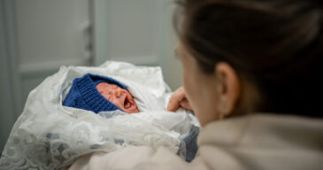 mom-and-her-newborn-son-are-discharged-from-the-ma-2024-12-06-22-58-15-utc